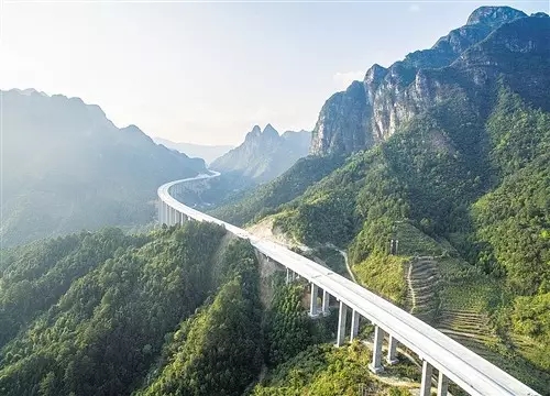 广西最长高速路年内建成通车 柳州四小时直达广州